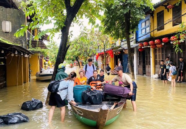 Mưa lũ dai dẳng, bất thường ở miền Trung- Ảnh 3. Mưa lũ dai dẳng, bất thường ở miền Trung- Ảnh 3.
