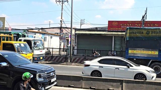 Xe đầu kéo cuốn xe máy vào gầm tại giao lộ ở phường Bình Tân- Ảnh 3. Xe đầu kéo cuốn xe máy vào gầm tại giao lộ ở phường Bình Tân- Ảnh 3.