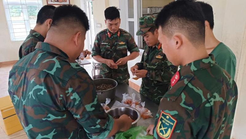 Bộ đội Quân khu 5 khử khuẩn ở bệnh viện, dọn bùn sau lũ giúp dân - Ảnh 8.