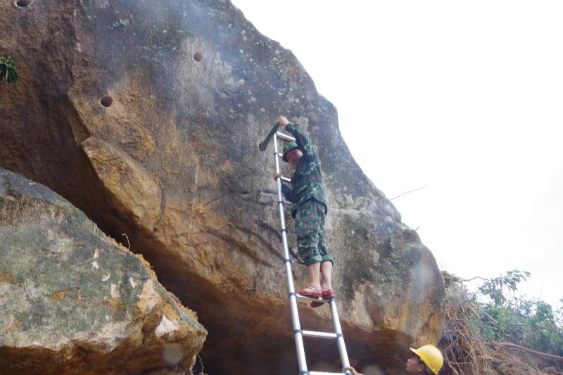 Quân khu 5 kiểm tra, chỉ đạo nổ mìn phá đá khắc phục đèo Khánh Lê- Ảnh 3. Quân khu 5 kiểm tra, chỉ đạo nổ mìn phá đá khắc phục đèo Khánh Lê- Ảnh 3.