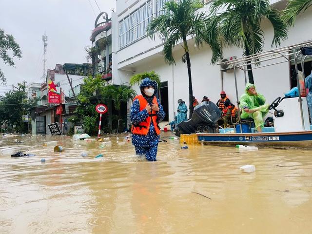 Quy Nhơn ngập lụt: 'Trắng tay, không biết bắt đầu lại từ đâu'- Ảnh 1. Quy Nhơn ngập lụt: 'Trắng tay, không biết bắt đầu lại từ đâu'- Ảnh 1.