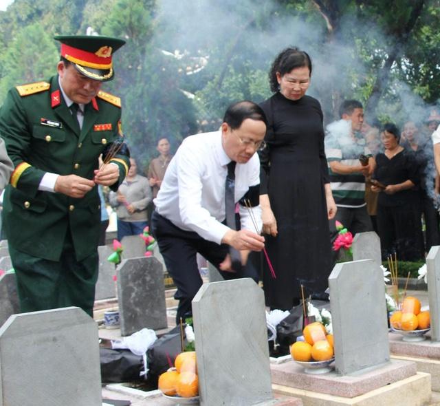 An táng 18 liệt sĩ thời chiến tranh chống Mỹ tại Nghĩa trang liệt sĩ Chư Prông - Ảnh 2. An táng 18 liệt sĩ thời chiến tranh chống Mỹ tại Nghĩa trang liệt sĩ Chư Prông - Ảnh 2.