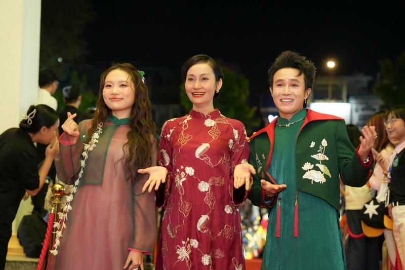 Em gái mặc gợi cảm cùng Trấn Thành đổ bộ thảm đỏ Liên hoan phim Việt Nam- Ảnh 2. Em gái mặc gợi cảm cùng Trấn Thành đổ bộ thảm đỏ Liên hoan phim Việt Nam- Ảnh 2.