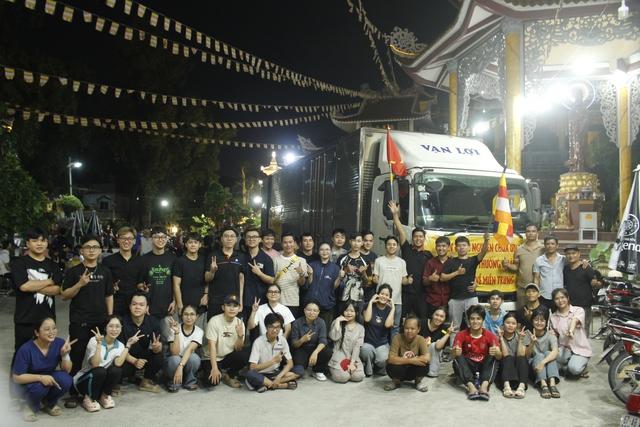 Thức trắng đêm ở chùa TP.HCM gửi miền Trung từng gói mì nghĩa tình cho vùng lũ - Ảnh 4.