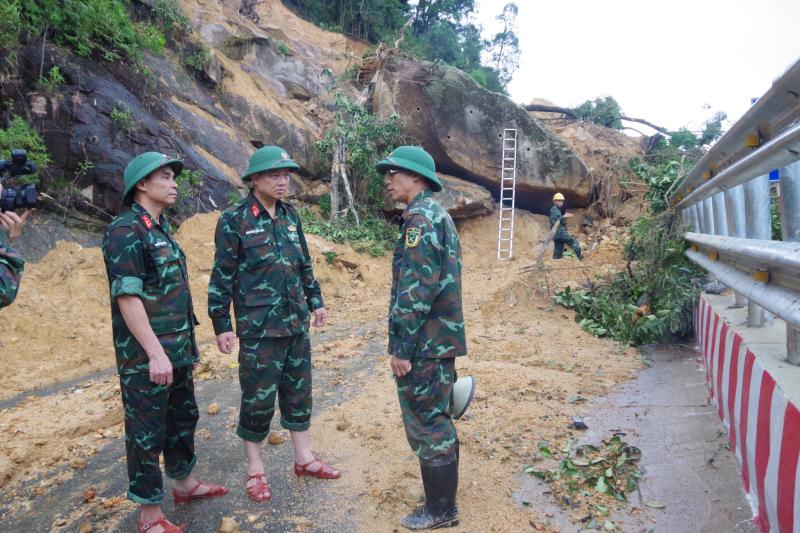 Quân khu 5 kiểm tra, chỉ đạo nổ mìn phá đá khắc phục đèo Khánh Lê- Ảnh 1. Quân khu 5 kiểm tra, chỉ đạo nổ mìn phá đá khắc phục đèo Khánh Lê- Ảnh 1.