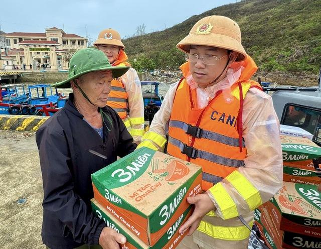 Cảnh sát đường thủy Gia Lai vượt sóng tiếp sức người dân đảo Hải Minh- Ảnh 3. Cảnh sát đường thủy Gia Lai vượt sóng tiếp sức người dân đảo Hải Minh- Ảnh 3.
