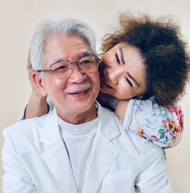 NSND Thanh Hoa và cuộc hôn nhân viên mãn bên chồng kém tuổi đầy cảm hứng - Ảnh 4. NSND Thanh Hoa và cuộc hôn nhân viên mãn bên chồng kém tuổi đầy cảm hứng - Ảnh 4.