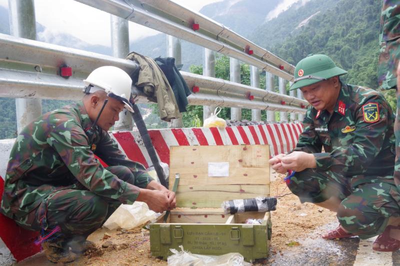 Quân khu 5 kiểm tra, chỉ đạo nổ mìn phá đá khắc phục đèo Khánh Lê- Ảnh 2. Quân khu 5 kiểm tra, chỉ đạo nổ mìn phá đá khắc phục đèo Khánh Lê- Ảnh 2.