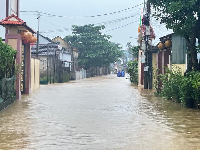 Quảng Trị mưa lớn , lũ trên sông Kiến Giang vượt báo động 3 uy hiếp dân sinh - Ảnh 2. Quảng Trị mưa lớn , lũ trên sông Kiến Giang vượt báo động 3 uy hiếp dân sinh - Ảnh 2.