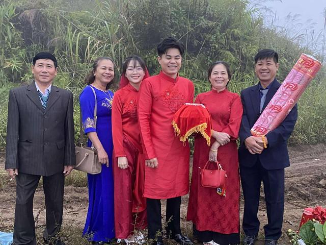 Nhà trai vượt 600 km, lội đường đất 2 km mang sính lễ hỏi cưới cô dâu - Ảnh 2.