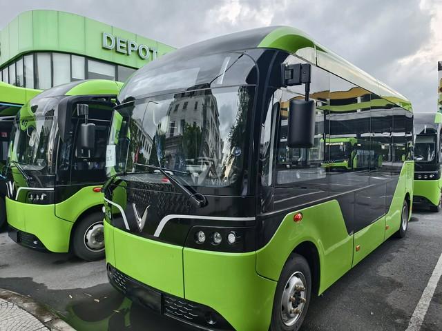 Xe buýt điện VinFast chuyên chở học sinh lộ diện - Ảnh 1.