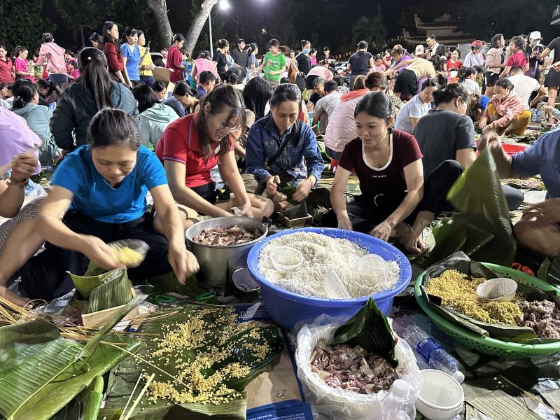 Đỏ lửa xuyên đêm gói bánh chưng từ 1,8 tấn nếp, 400 kg thịt tặng vùng lũ- Ảnh 2. Đỏ lửa xuyên đêm gói bánh chưng từ 1,8 tấn nếp, 400 kg thịt tặng vùng lũ- Ảnh 2.