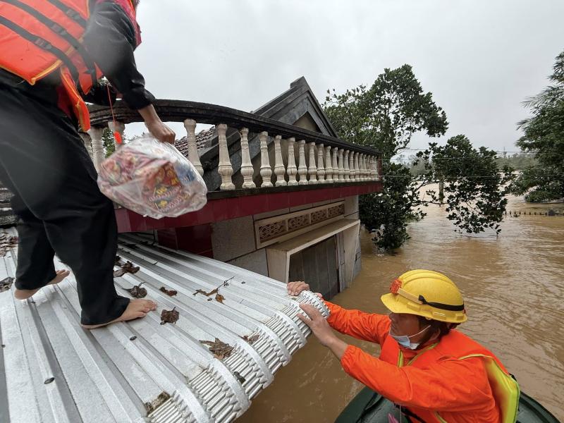 Người Hà Tĩnh lên mái nhà trao đồ ăn giúp người Đắk Lắk: 'An toàn nhé!'- Ảnh 4. Người Hà Tĩnh lên mái nhà trao đồ ăn giúp người Đắk Lắk: 'An toàn nhé!'- Ảnh 4.