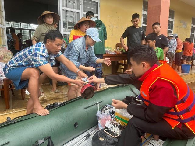 Trạm sạc di động giúp bà con Khánh Hòa, Đắk Lắk sạc pin, liên lạc gia đình - Ảnh 1.