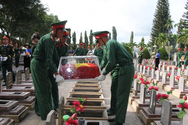 An táng 18 liệt sĩ thời chiến tranh chống Mỹ tại Nghĩa trang liệt sĩ Chư Prông - Ảnh 1. An táng 18 liệt sĩ thời chiến tranh chống Mỹ tại Nghĩa trang liệt sĩ Chư Prông - Ảnh 1.