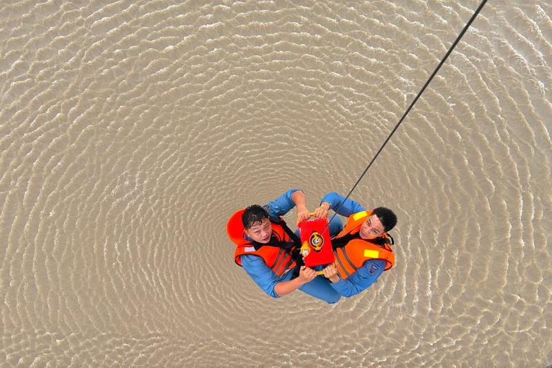 Trực thăng quân sự luyện tập bay treo cứu người tại Rạch Giá- Ảnh 12.