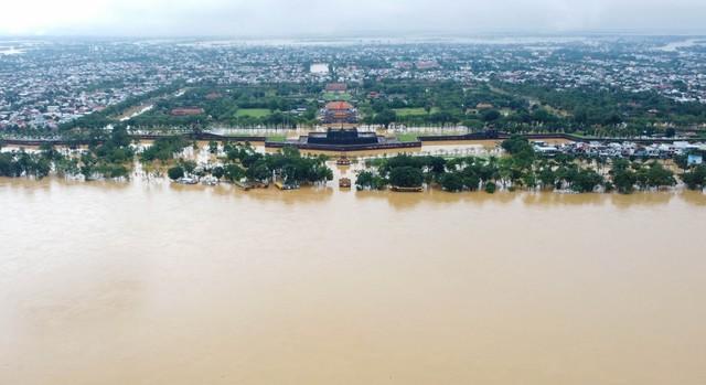 Vì sao miền Trung dồn dập mưa bão về cuối năm?- Ảnh 1. Vì sao miền Trung dồn dập mưa bão về cuối năm?- Ảnh 1.