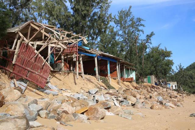 Nhà dân, kè và đường ven biển Quảng Ngãi tan hoang sau bão Kalmaegi- Ảnh 1.