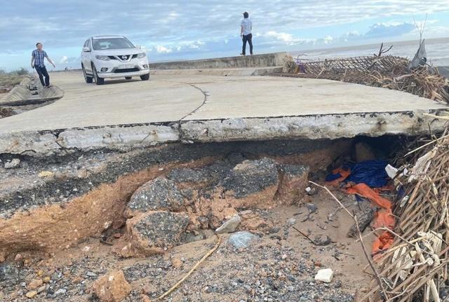 Nhà dân, kè và đường ven biển Quảng Ngãi tan hoang sau bão Kalmaegi- Ảnh 6.