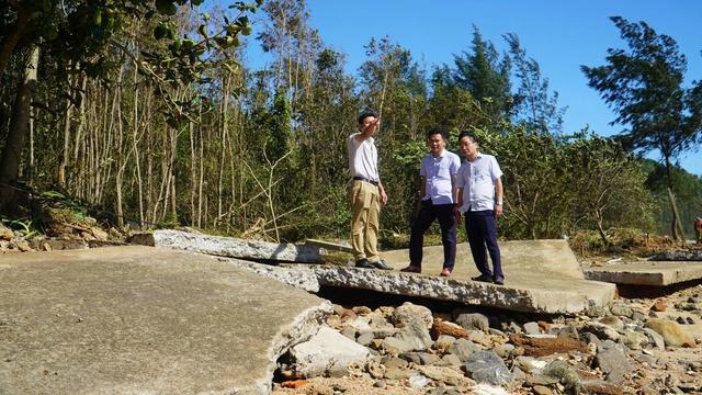 Nhà dân, kè và đường ven biển Quảng Ngãi tan hoang sau bão Kalmaegi- Ảnh 4.