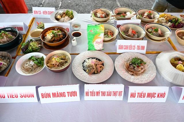 Pizza hủ tiếu, bún gạo xào ngũ sắc… cùng 100 món từ sợi gạo lập kỷ lục- Ảnh 3. Pizza hủ tiếu, bún gạo xào ngũ sắc… cùng 100 món từ sợi gạo lập kỷ lục- Ảnh 3.