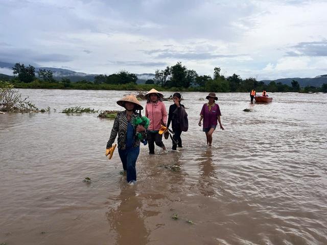 Cứu hộ 10 người dân bị cô lập do mưa lũ tại xã Uar , Gia Lai - Ảnh 3. Cứu hộ 10 người dân bị cô lập do mưa lũ tại xã Uar , Gia Lai - Ảnh 3.