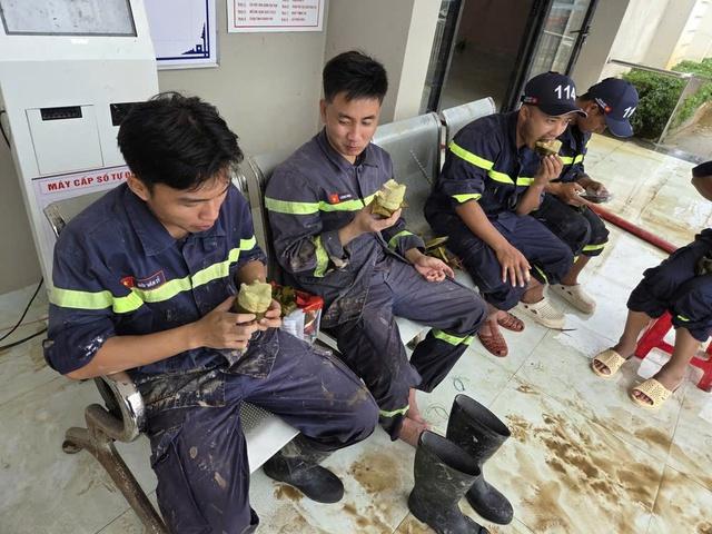 Công an TP.HCM cấp tốc chi viện vùng ngập lụt Đắk Lắk- Ảnh 2. Công an TP.HCM cấp tốc chi viện vùng ngập lụt Đắk Lắk- Ảnh 2.