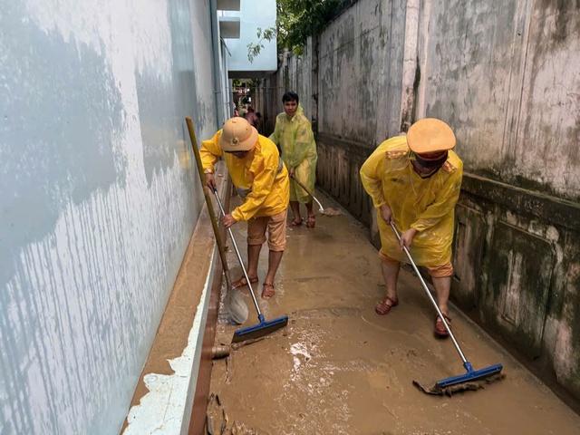 Công an TP.HCM cấp tốc chi viện vùng ngập lụt Đắk Lắk- Ảnh 1. Công an TP.HCM cấp tốc chi viện vùng ngập lụt Đắk Lắk- Ảnh 1.