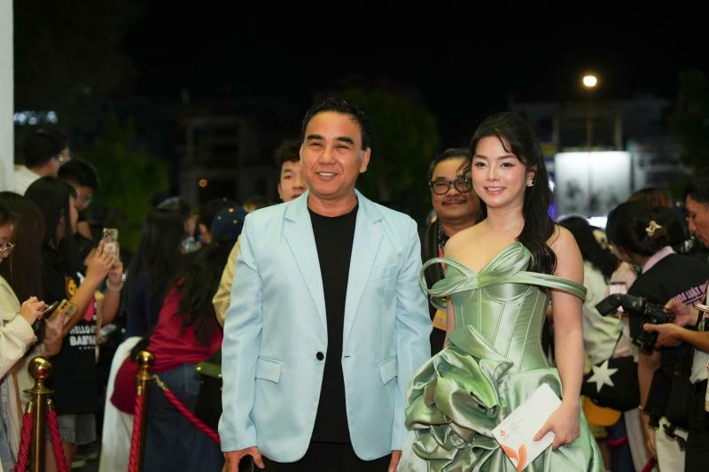 Em gái mặc gợi cảm cùng Trấn Thành đổ bộ thảm đỏ Liên hoan phim Việt Nam- Ảnh 7. Em gái mặc gợi cảm cùng Trấn Thành đổ bộ thảm đỏ Liên hoan phim Việt Nam- Ảnh 7.