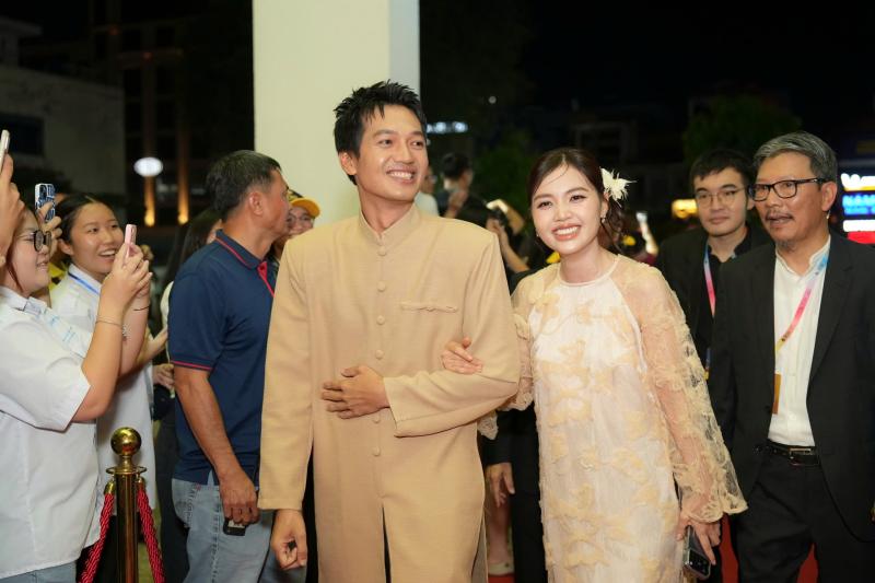 Em gái mặc gợi cảm cùng Trấn Thành đổ bộ thảm đỏ Liên hoan phim Việt Nam- Ảnh 12. Em gái mặc gợi cảm cùng Trấn Thành đổ bộ thảm đỏ Liên hoan phim Việt Nam- Ảnh 12.
