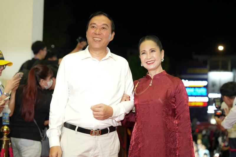 Em gái mặc gợi cảm cùng Trấn Thành đổ bộ thảm đỏ Liên hoan phim Việt Nam- Ảnh 1. Em gái mặc gợi cảm cùng Trấn Thành đổ bộ thảm đỏ Liên hoan phim Việt Nam- Ảnh 1.