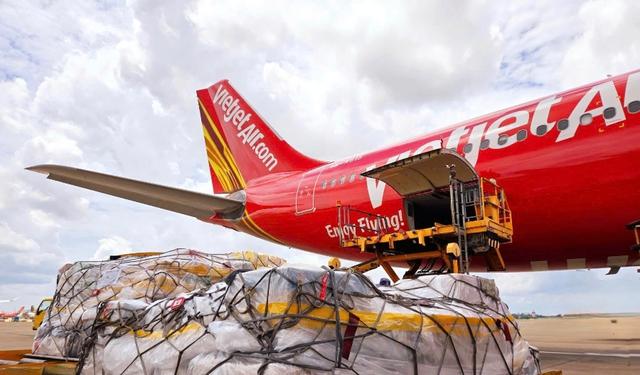 Cá nhân, tổ chức gửi hàng cứu trợ miền Trung có thể gọi hotline của Vietjet- Ảnh 1.