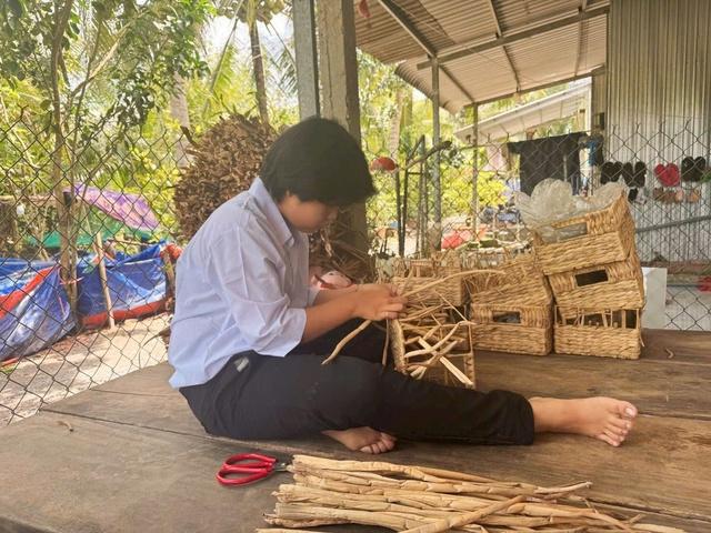 Lan tỏa trên mạng xã hội: Món quà đặc biệt cho nữ sinh nghèo hiếu học - Ảnh 1.