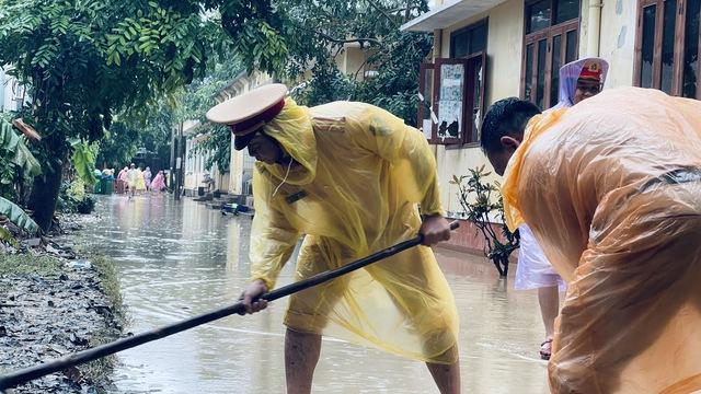 Bộ Công an chi viện 260 chiến sĩ hỗ trợ Gia Lai khắc phục sau lũ- Ảnh 4. Bộ Công an chi viện 260 chiến sĩ hỗ trợ Gia Lai khắc phục sau lũ- Ảnh 4.