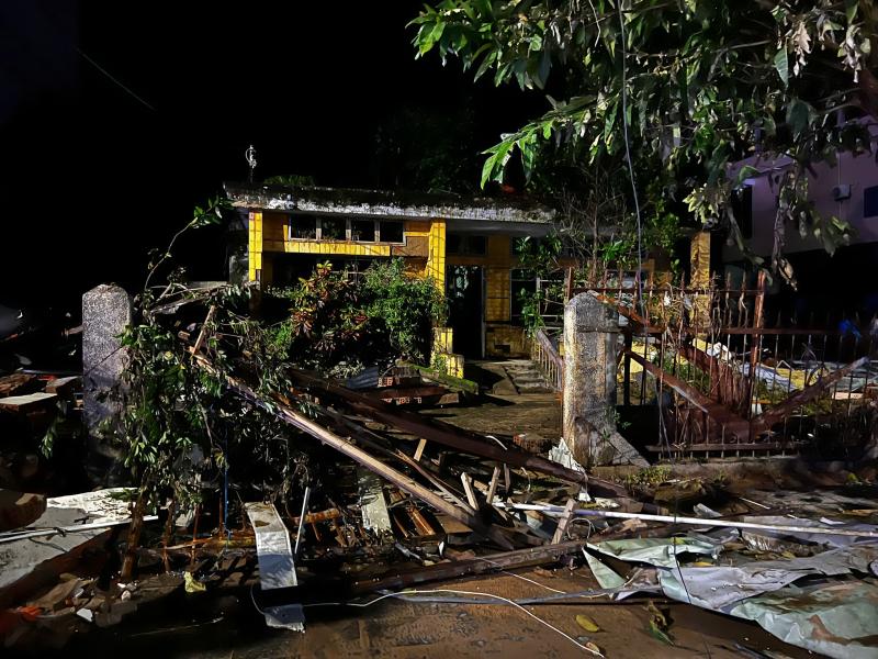 Một nơi ở Phú Yên cũ tan hoang sau lũ, rất ít đoàn thiện nguyện đến- Ảnh 1. Một nơi ở Phú Yên cũ tan hoang sau lũ, rất ít đoàn thiện nguyện đến- Ảnh 1.