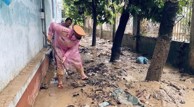 Bộ Công an chi viện 260 chiến sĩ hỗ trợ Gia Lai khắc phục sau lũ- Ảnh 5. Bộ Công an chi viện 260 chiến sĩ hỗ trợ Gia Lai khắc phục sau lũ- Ảnh 5.