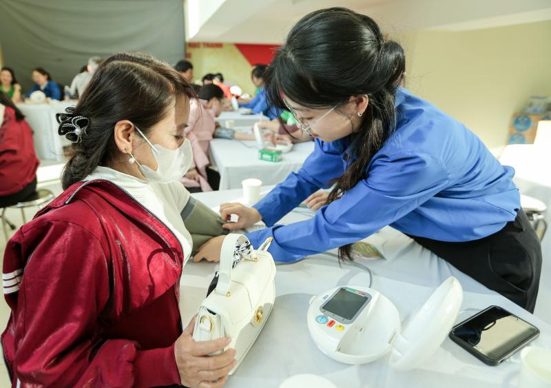 Hơn 1.000 người dân được khám bệnh, cấp thuốc miễn phí - Ảnh 5. Hơn 1.000 người dân được khám bệnh, cấp thuốc miễn phí - Ảnh 5.