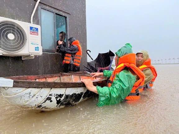 Bà con vùng ngập lụt Phú Yên cũ hãy gọi những số điện thoại cứu hộ này- Ảnh 3.