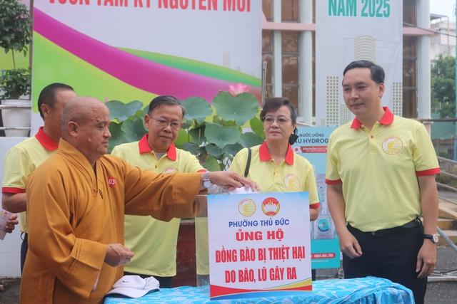 2.000 người đi bộ đồng hành, phường Thủ Đức góp 1 tỉ đồng hỗ trợ ngập lụt- Ảnh 2. 2.000 người đi bộ đồng hành, phường Thủ Đức góp 1 tỉ đồng hỗ trợ ngập lụt- Ảnh 2.