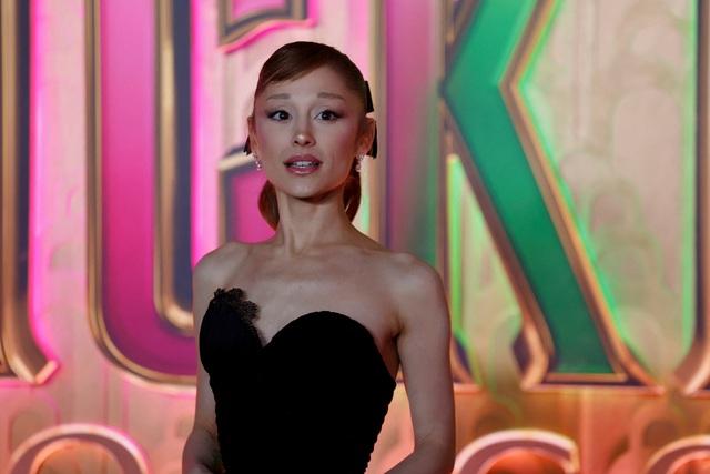 Kẻ quấy rối Ariana Grande trên thảm đỏ bị bỏ tù - Ảnh 4.