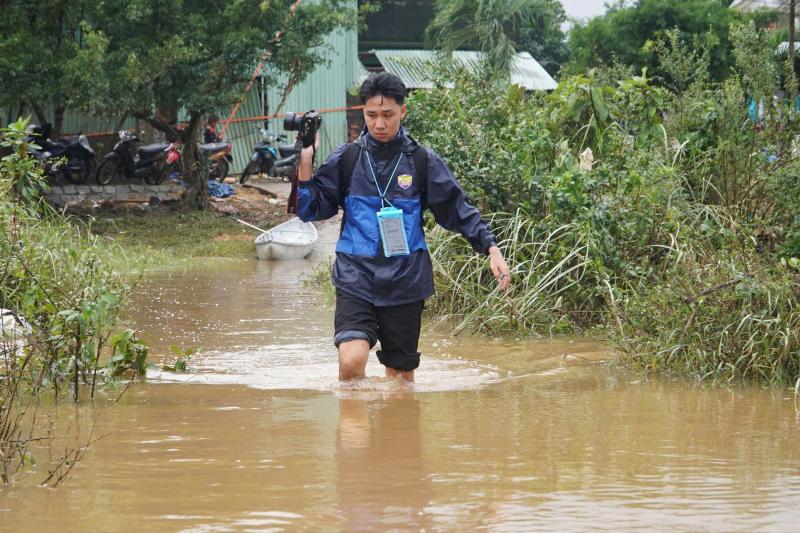 PV Thanh Niên nơi rốn lũ miền Trung: Vừa đưa tin vừa kết nối nhân ái- Ảnh 7. PV Thanh Niên nơi rốn lũ miền Trung: Vừa đưa tin vừa kết nối nhân ái- Ảnh 7.