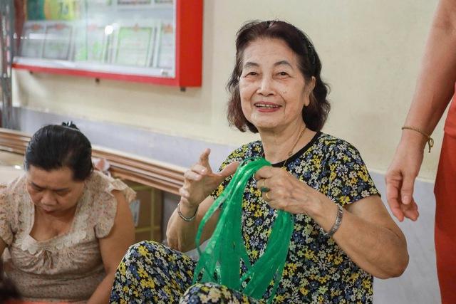 Tấm lòng người TP.HCM giúp vùng lũ: 'Nửa đêm đi gõ cửa các cửa hàng bán nếp'- Ảnh 10.