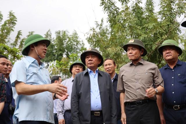 Đoàn công tác của Bộ Chính trị tặng quà người dân vùng ngập lụt Khánh Hòa- Ảnh 1.