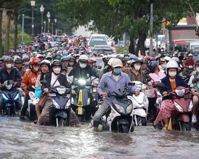 Người dân TP.HCM vẫn sống chung với ngập- Ảnh 1. Người dân TP.HCM vẫn sống chung với ngập- Ảnh 1.