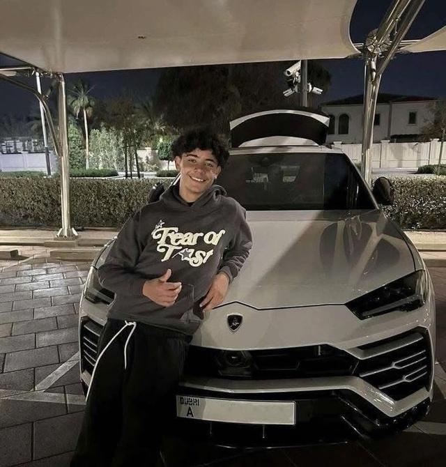 Quý tử nhà Cristiano Ronaldo gây tranh cãi vì xe sang và bạn gái ở tuổi 15 - Ảnh 1.