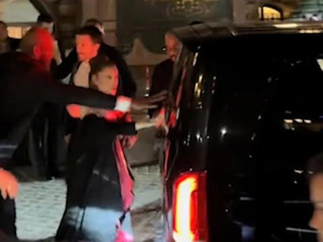 Khoảnh khắc kinh hoàng khi Ariana Grande suýt bị ô tô đâm - Ảnh 1.