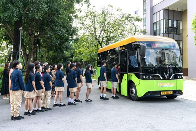 VinFast tung ra dịch vụ xe điện học đường chuyên biệt đầu tiên tại Việt Nam - Ảnh 1.