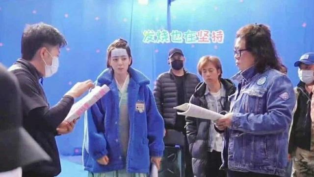 Sức khỏe Địch Lệ Nhiệt Ba suy kiệt giữa tin đồn bí mật sinh con - Ảnh 1.