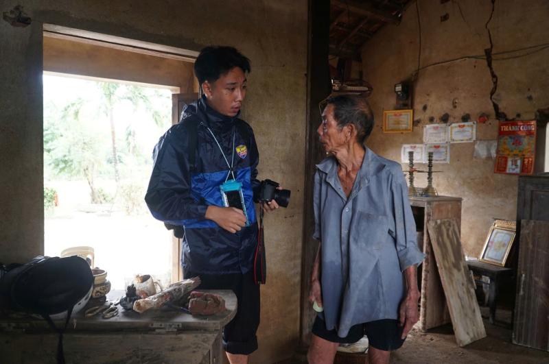 PV Thanh Niên nơi rốn lũ miền Trung: Vừa đưa tin vừa kết nối nhân ái- Ảnh 8. PV Thanh Niên nơi rốn lũ miền Trung: Vừa đưa tin vừa kết nối nhân ái- Ảnh 8.