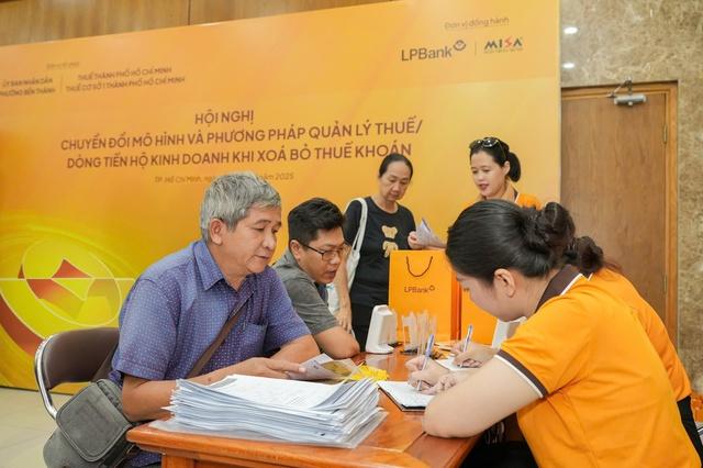 Xóa thuế khoán: LPBank mở gói giải pháp giúp hộ kinh doanh, tiểu thương chuyển đổi dễ dàng- Ảnh 2. Xóa thuế khoán: LPBank mở gói giải pháp giúp hộ kinh doanh, tiểu thương chuyển đổi dễ dàng- Ảnh 2.